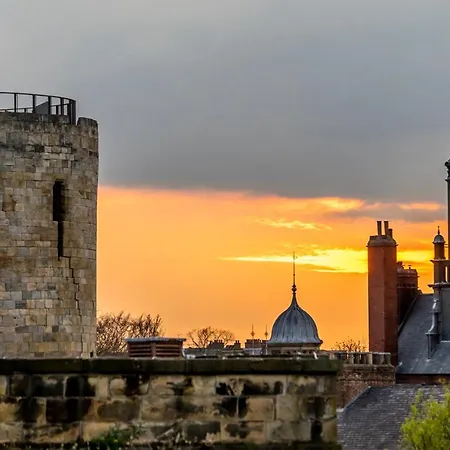 The Castle @ Ryedale House * يورك