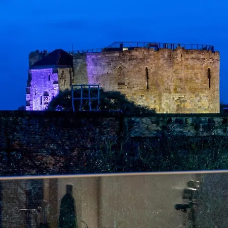 The Castle @ Ryedale House Apartament